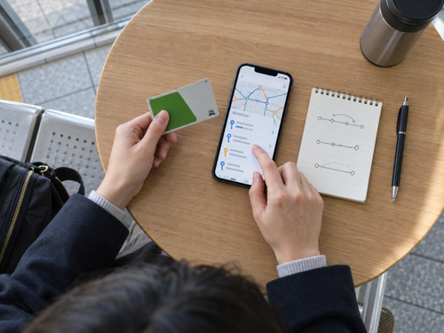 交通系IC定期券とスマートフォンを使って乗車経路を確認する手元
