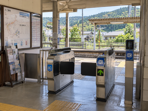 ICカード読み取り機が設置された小規模な地方鉄道駅の改札口