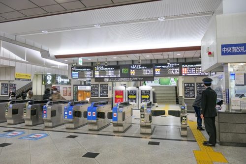 JR大阪駅中央南口の自動改札機と駅係員