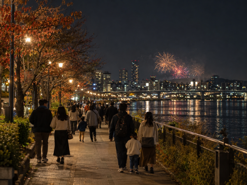 花火大会終了後に川沿いを徒歩で帰る人たちのイメージ
