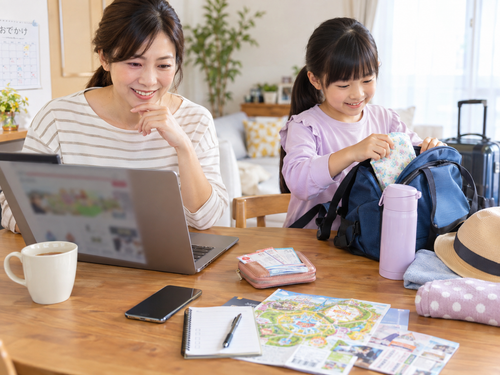 キッザニア東京へのお出かけ前に公式情報と持ち物を確認する親子