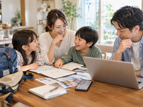 4月29日から5月6日までのGW候補日を比較する親子
