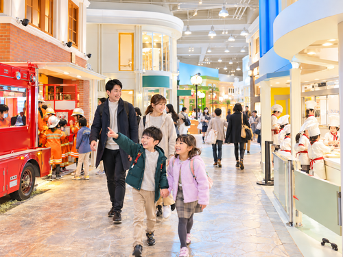 冬休みの屋内型職業体験施設を訪れる家族連れ