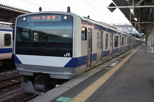 土浦駅のホームに停車するJR常磐線の列車