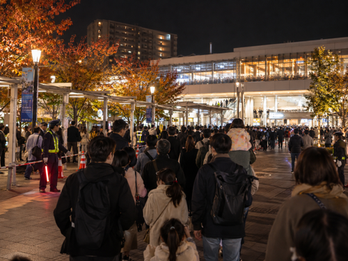 花火大会終了後の土浦駅周辺に集まる帰宅客の混雑イメージ