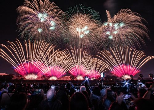 土浦全国花火競技大会をイメージした大規模な花火と観客の様子